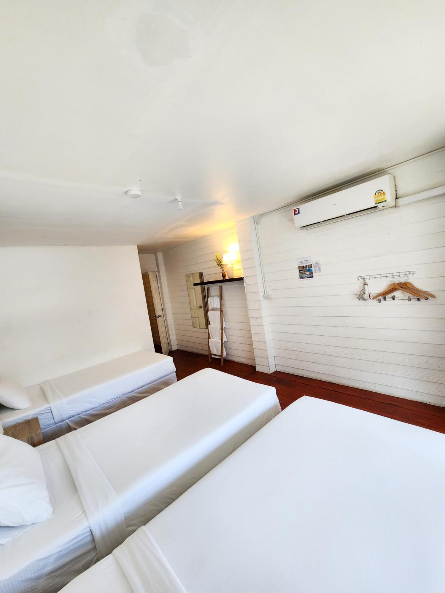 Back Home Backpackers Hostel Bangkok Exterior foto