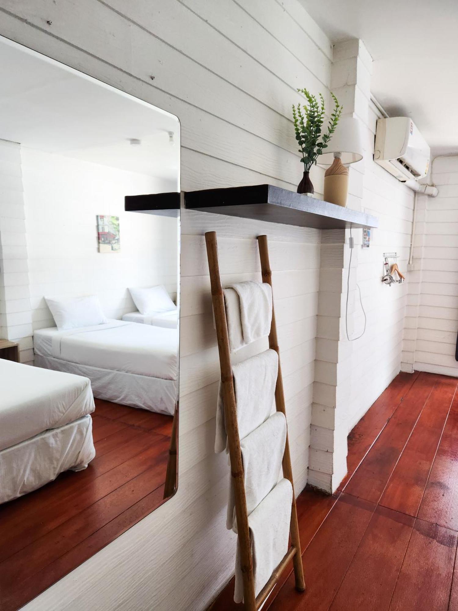 Back Home Backpackers Hostel Bangkok Exterior foto