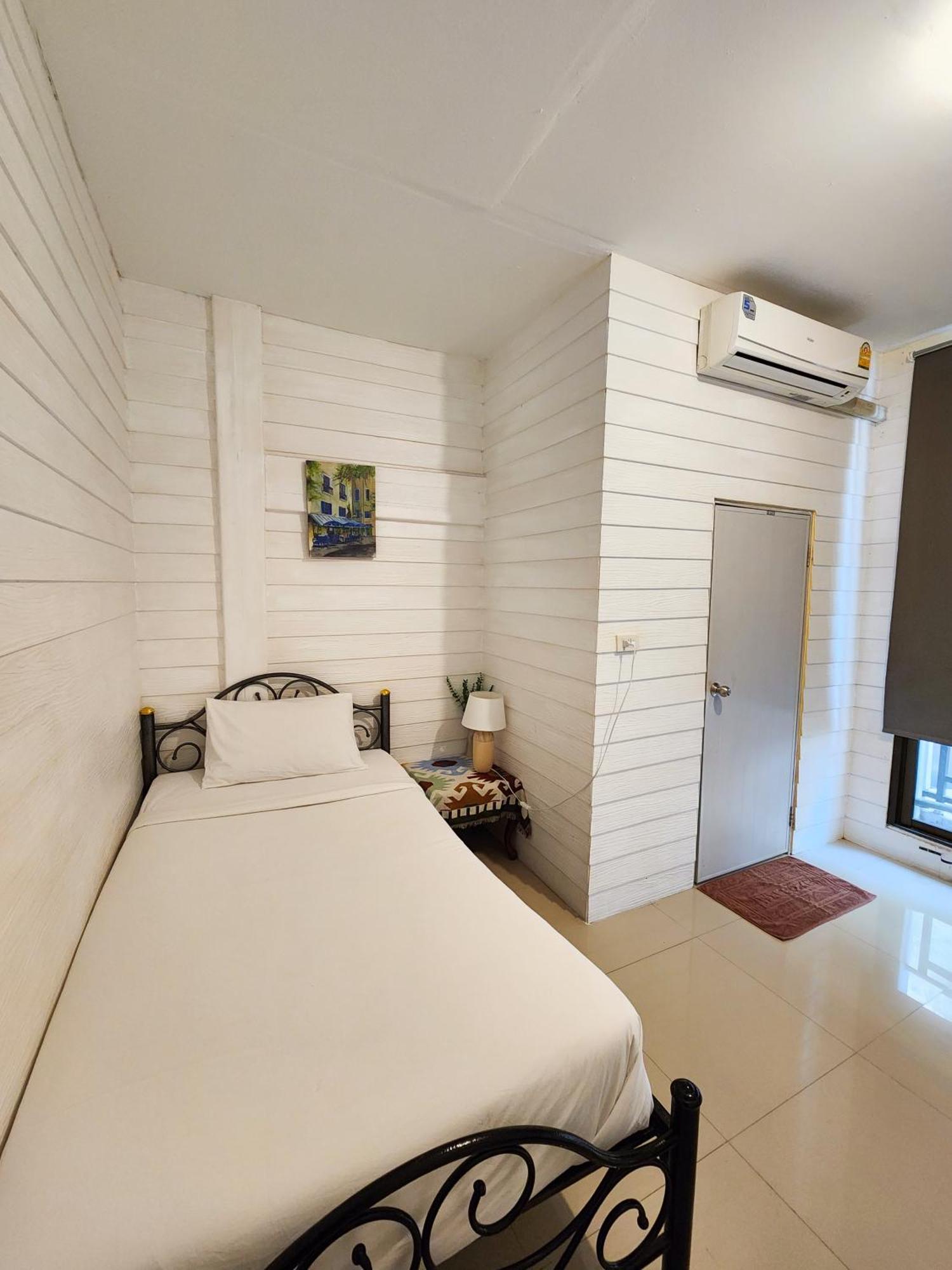 Back Home Backpackers Hostel Bangkok Exterior foto