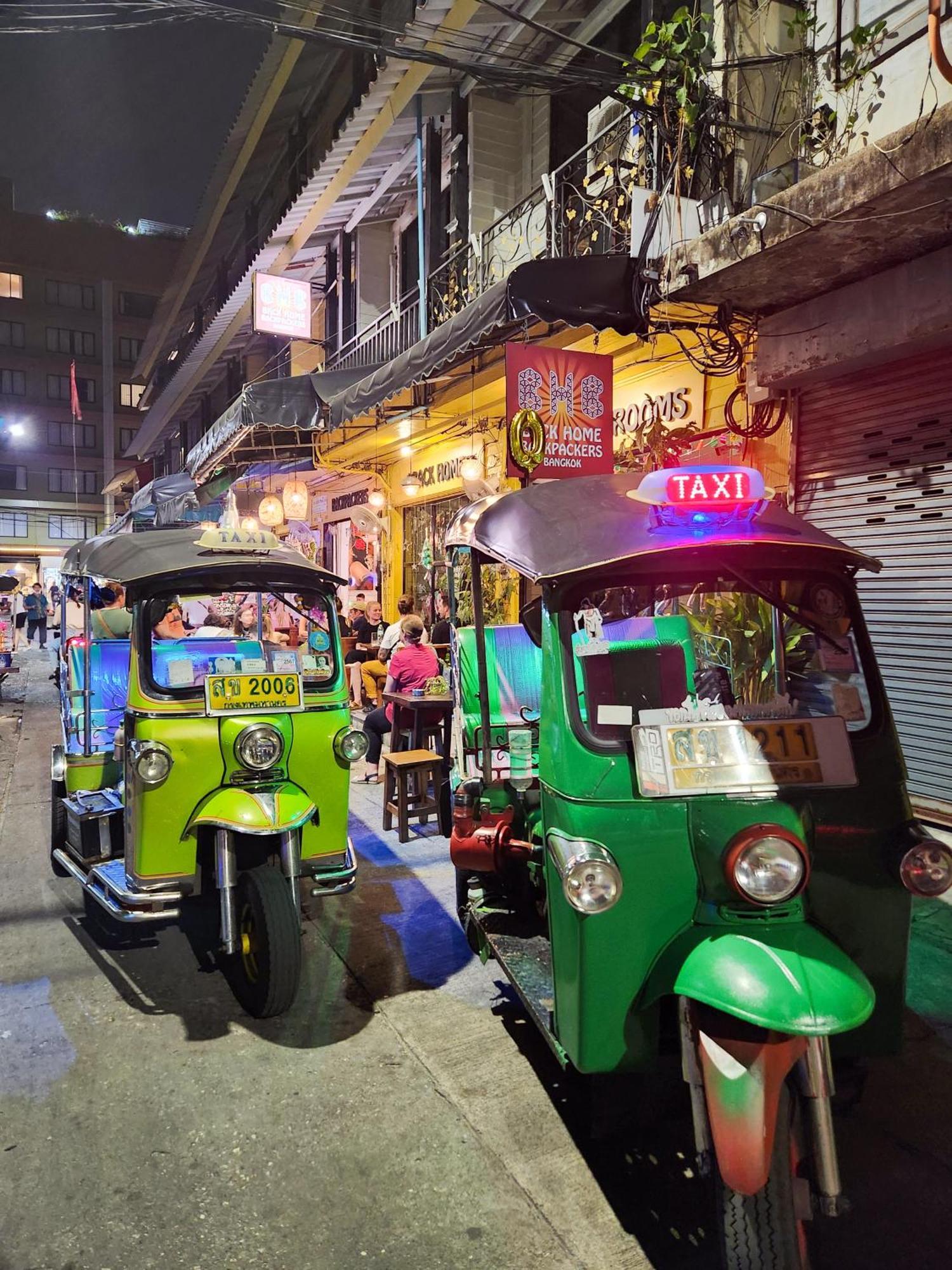 Back Home Backpackers Hostel Bangkok Exterior foto
