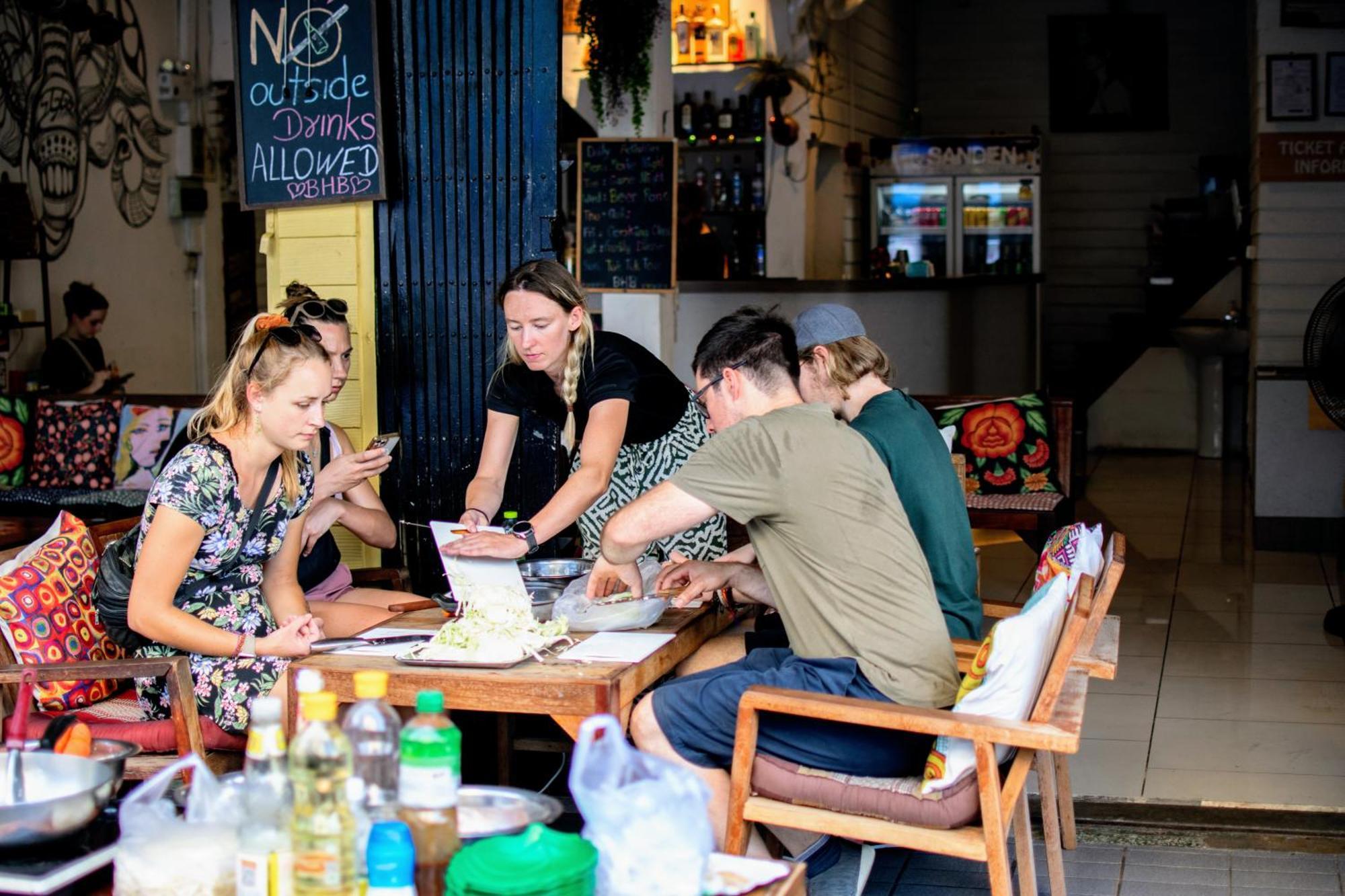 Back Home Backpackers Hostel Bangkok Exterior foto
