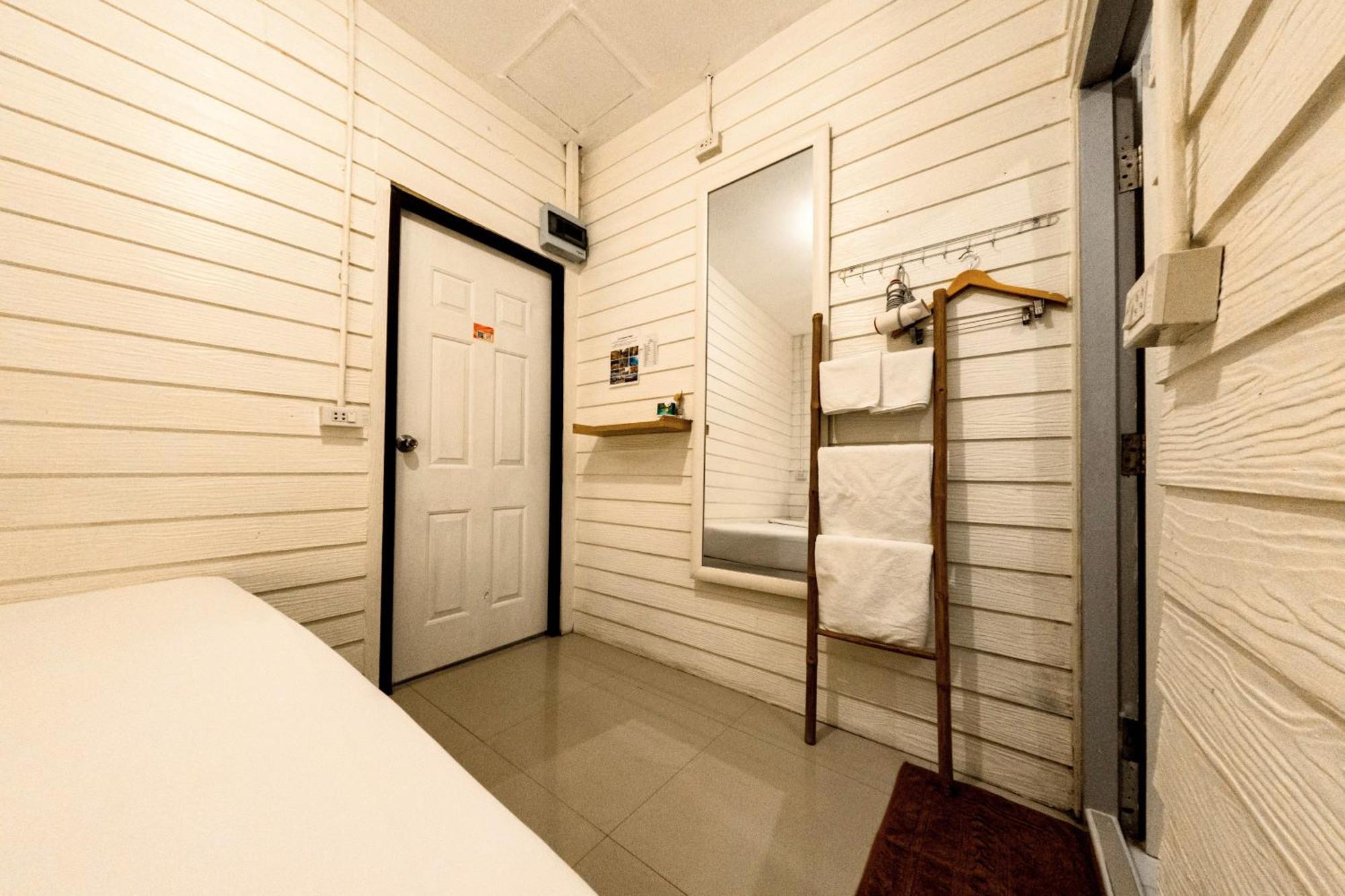 Back Home Backpackers Hostel Bangkok Exterior foto