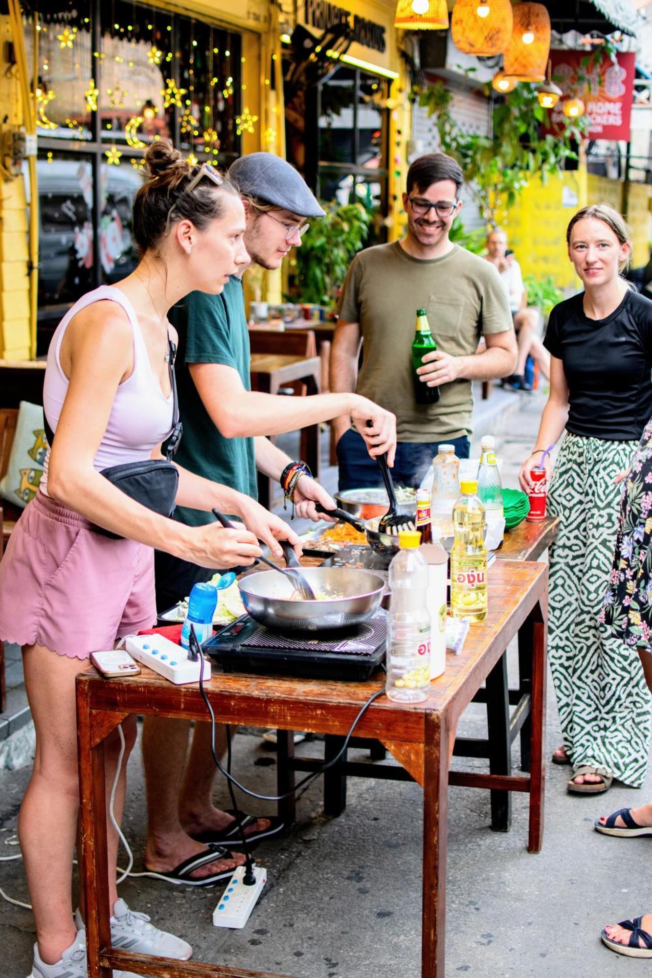 Back Home Backpackers Hostel Bangkok Exterior foto
