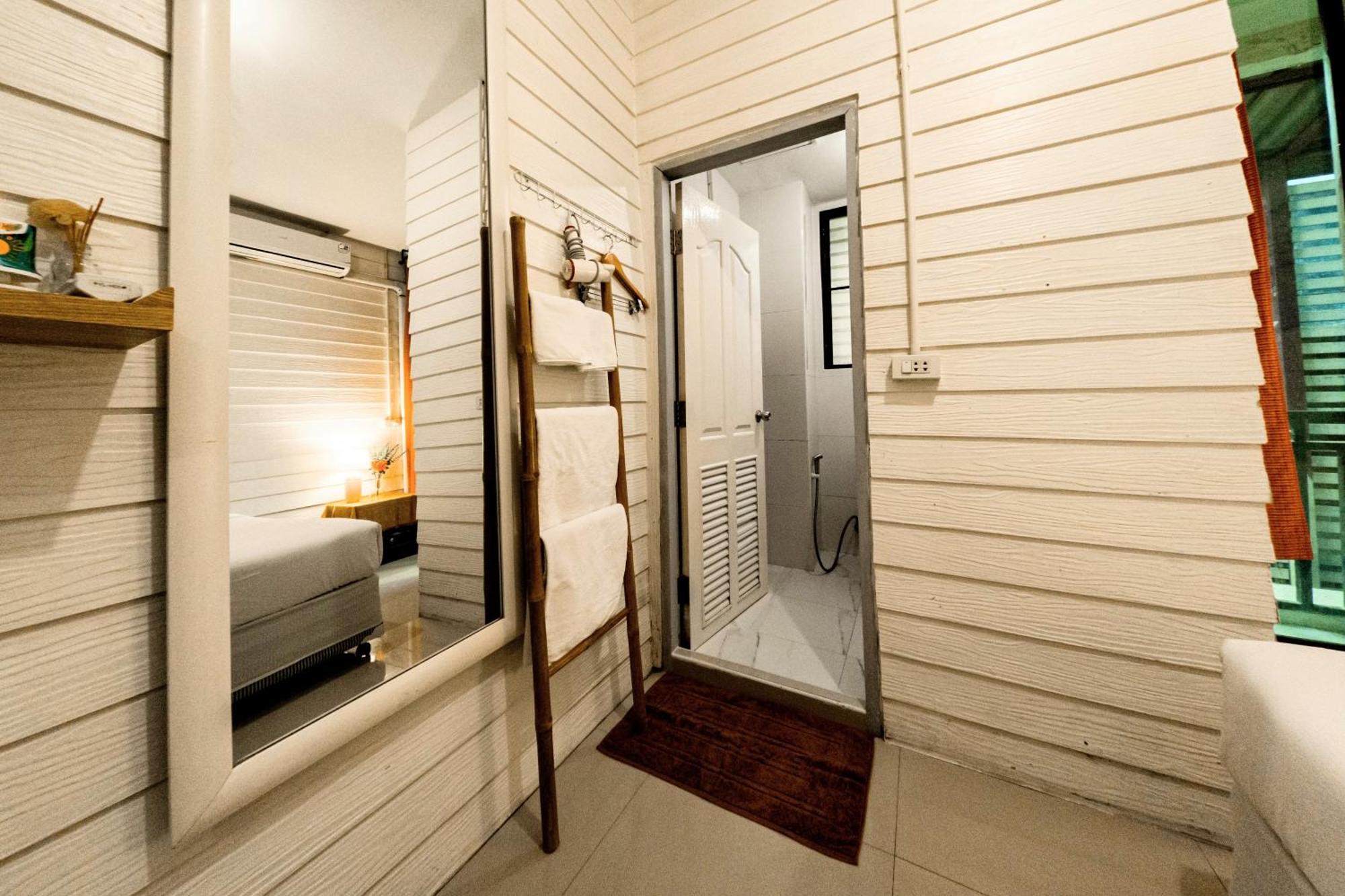 Back Home Backpackers Hostel Bangkok Exterior foto