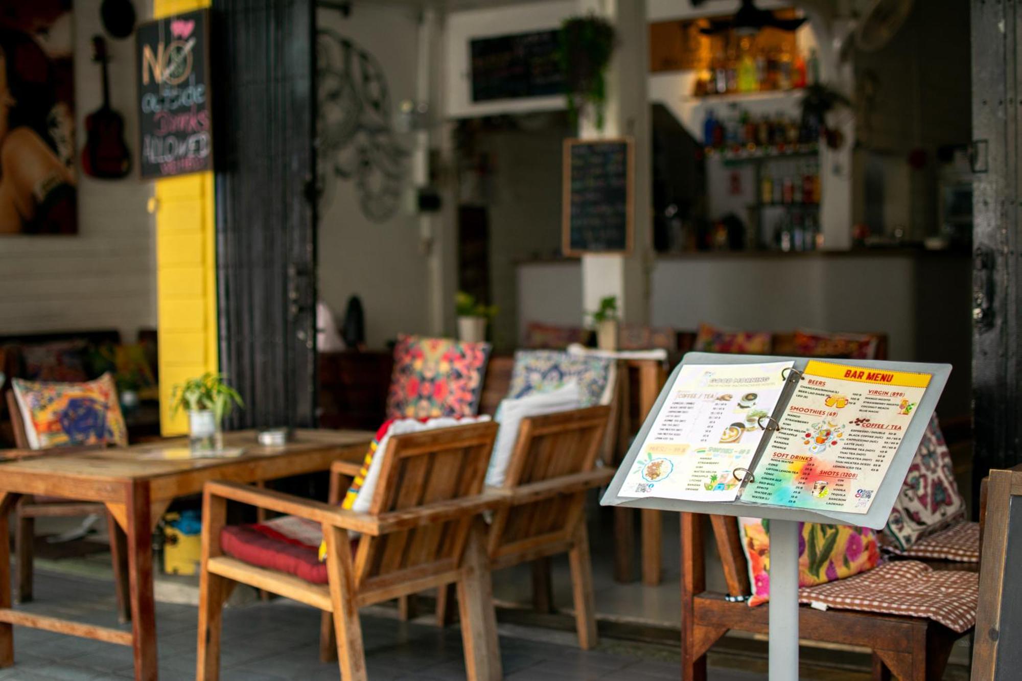 Back Home Backpackers Hostel Bangkok Exterior foto