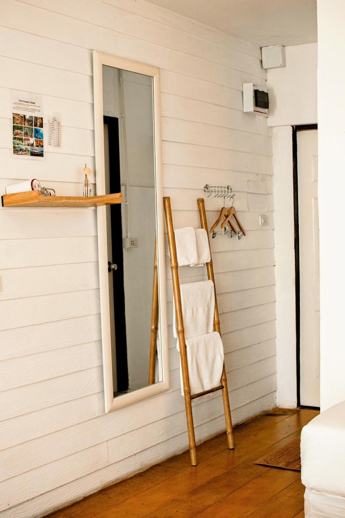 Back Home Backpackers Hostel Bangkok Exterior foto