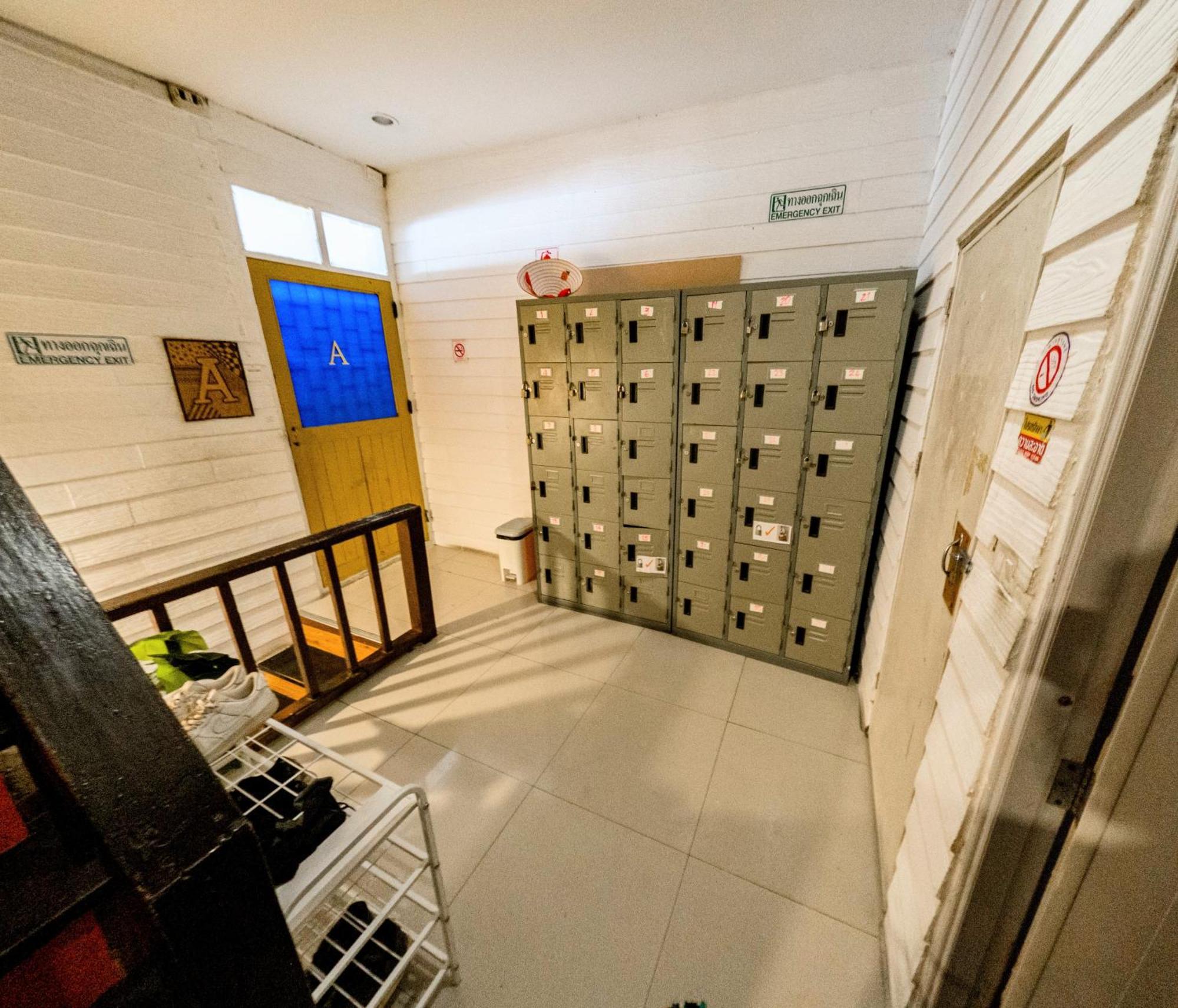 Back Home Backpackers Hostel Bangkok Exterior foto